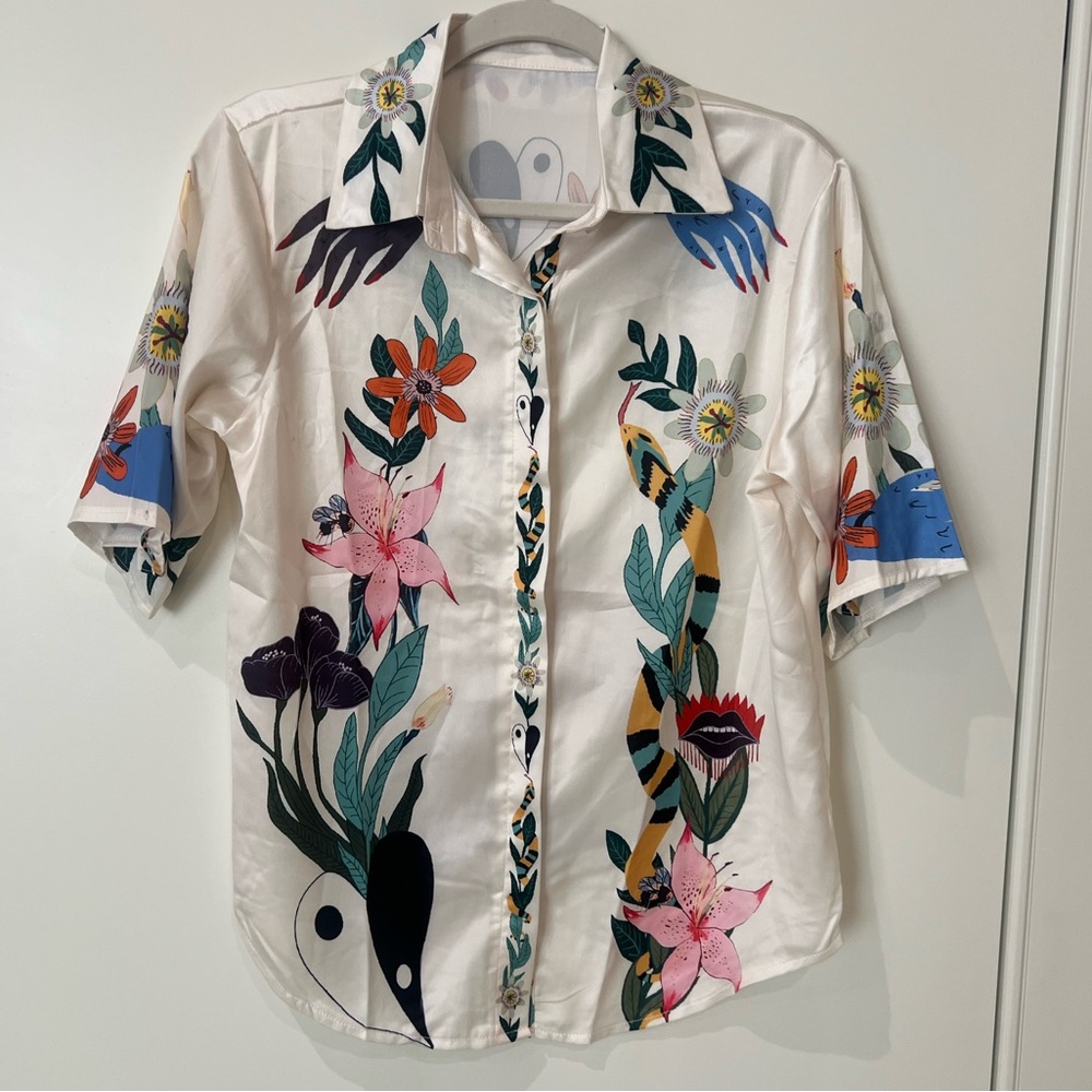Luxury Feel Satin Unique Floral Print Button Down Oversized Blouse. Size M. New. - Picture 2 of 6